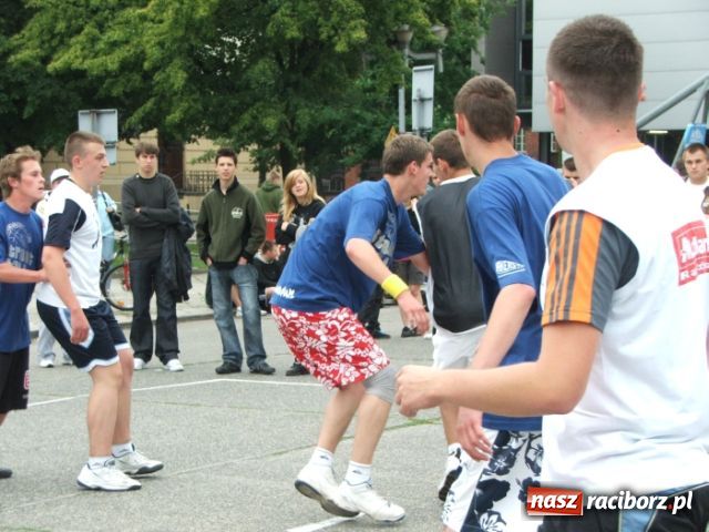 Zdjęcie w galerii na portalu naszraciborz.pl: Streetball na Placu Długosza wiadomości z regionu