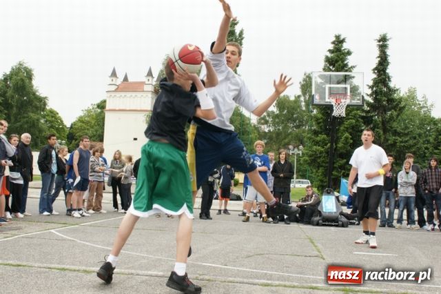Zdjęcie w galerii na portalu naszraciborz.pl: Streetball na Placu Długosza wiadomości z regionu