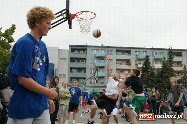 Zdjęcie w galerii na portalu naszraciborz.pl: Streetball na Placu Długosza wiadomości z regionu