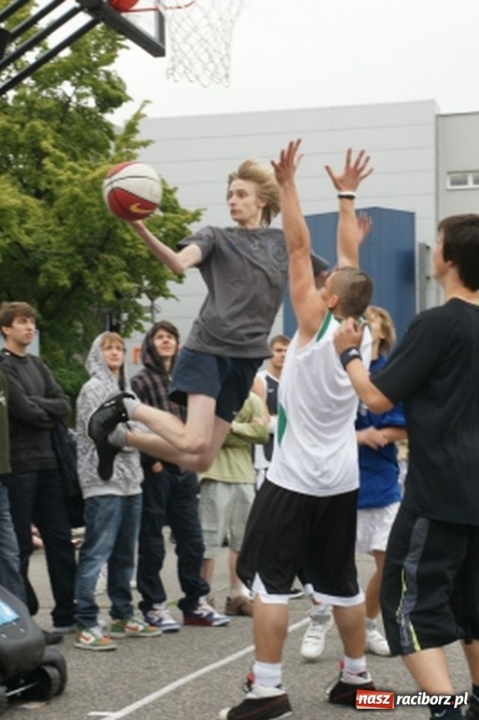 Zdjęcie w galerii na portalu naszraciborz.pl: Streetball na Placu Długosza wiadomości z regionu
