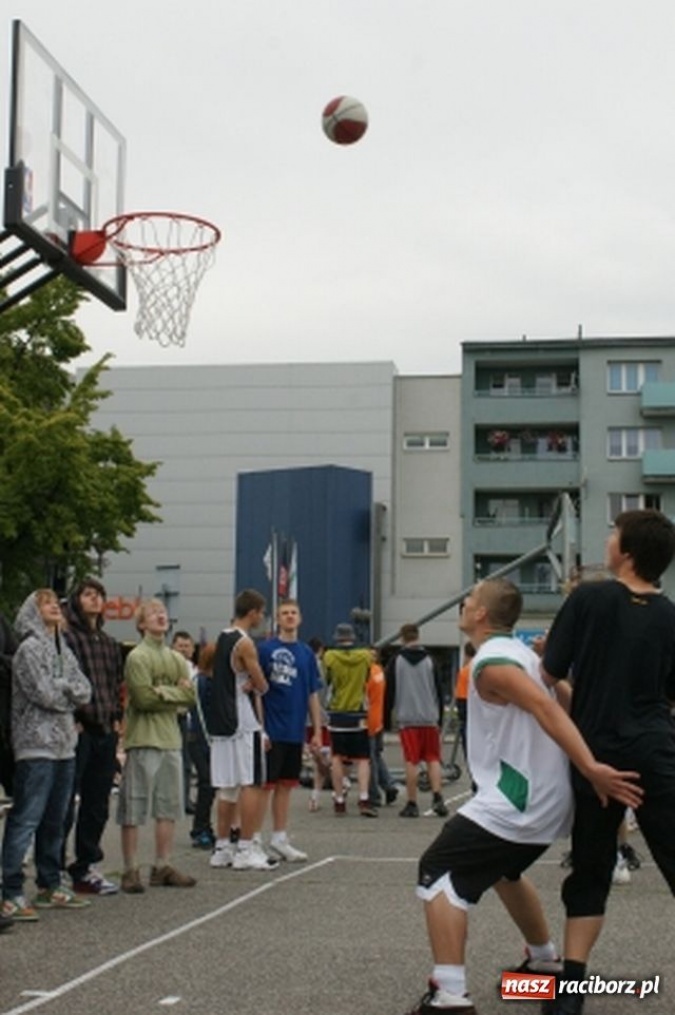 Zdjęcie w galerii na portalu naszraciborz.pl: Streetball na Placu Długosza wiadomości z regionu