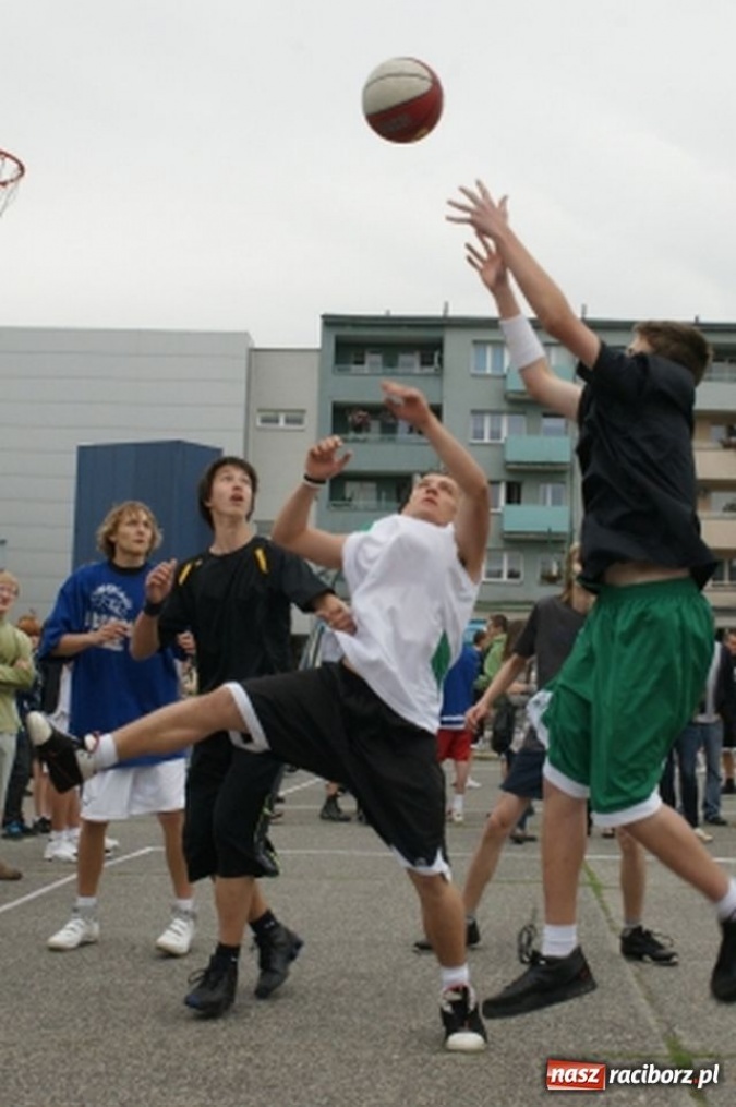 Zdjęcie w galerii na portalu naszraciborz.pl: Streetball na Placu Długosza wiadomości z regionu