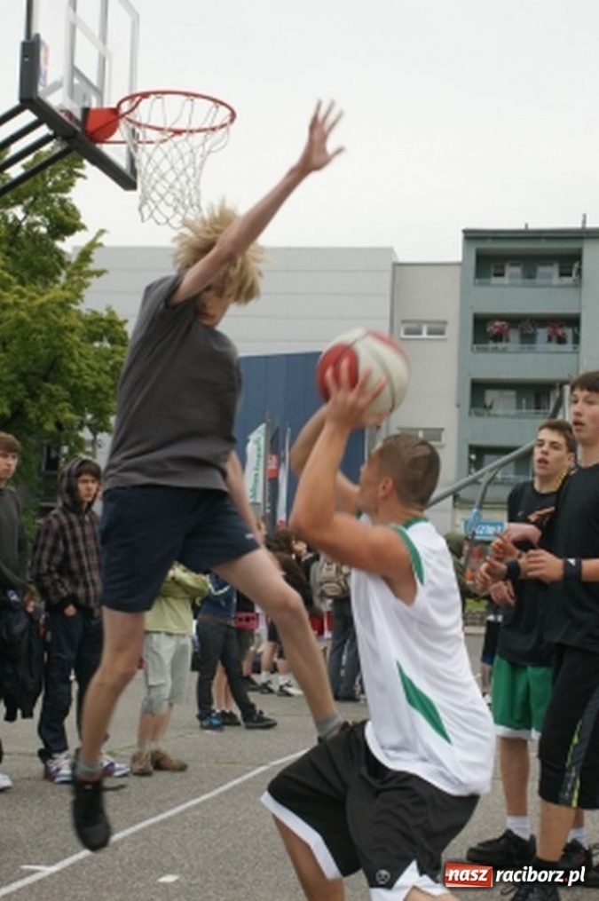 Zdjęcie w galerii na portalu naszraciborz.pl: Streetball na Placu Długosza wiadomości z regionu