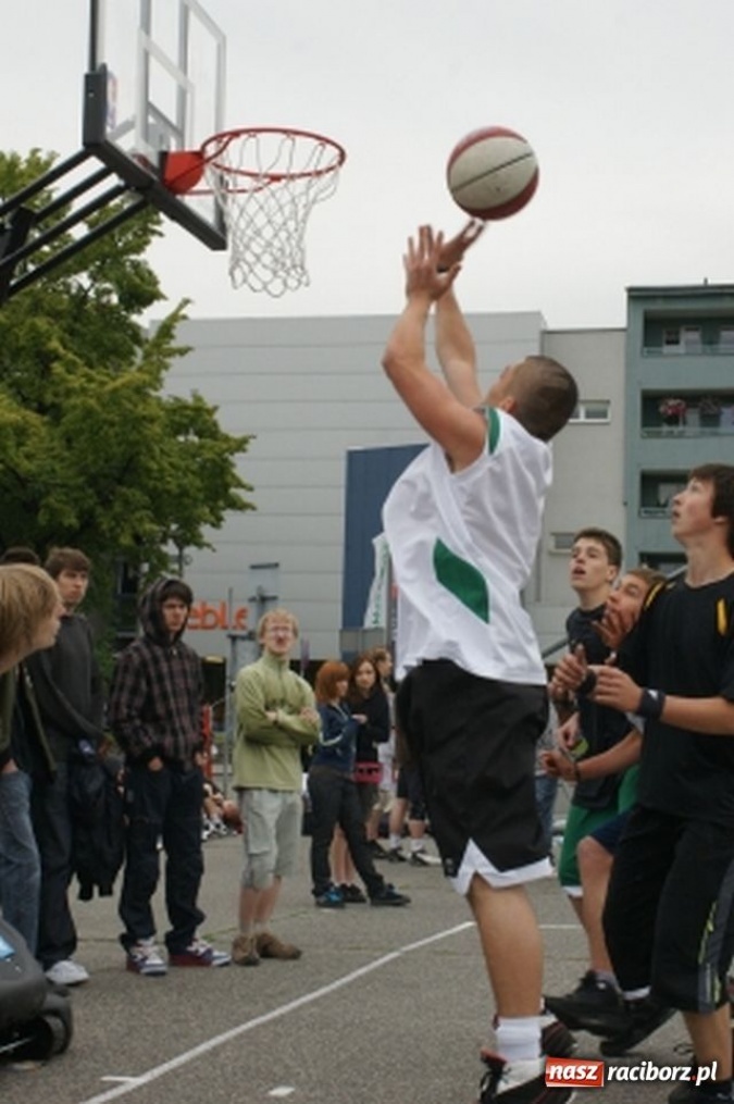 Zdjęcie w galerii na portalu naszraciborz.pl: Streetball na Placu Długosza wiadomości z regionu