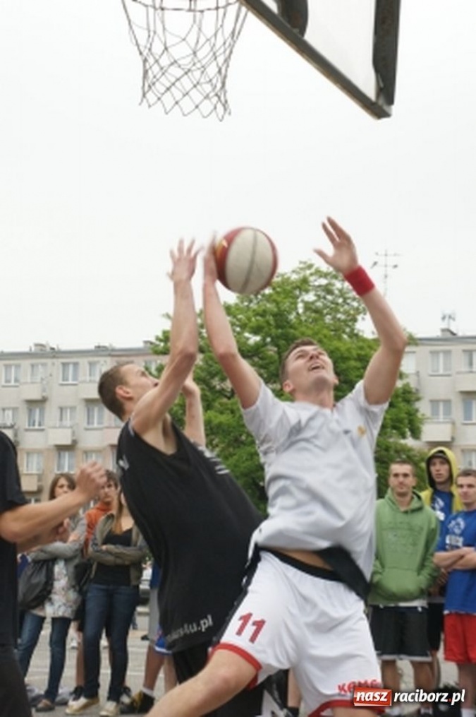 Zdjęcie w galerii na portalu naszraciborz.pl: Streetball na Placu Długosza wiadomości z regionu
