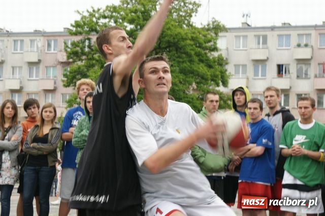 Zdjęcie w galerii na portalu naszraciborz.pl: Streetball na Placu Długosza wiadomości z regionu