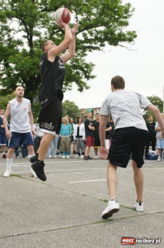 Zdjęcie w galerii na portalu naszraciborz.pl: Streetball na Placu Długosza wiadomości z regionu