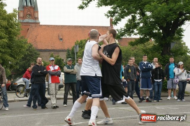 Zdjęcie w galerii na portalu naszraciborz.pl: Streetball na Placu Długosza wiadomości z regionu