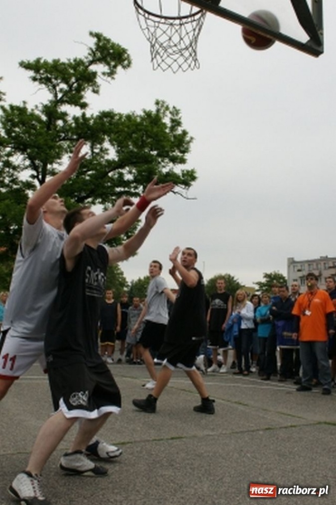 Zdjęcie w galerii na portalu naszraciborz.pl: Streetball na Placu Długosza wiadomości z regionu