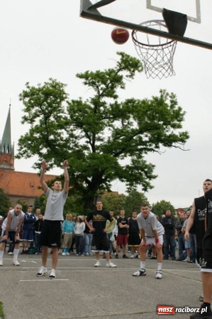 Zdjęcie w galerii na portalu naszraciborz.pl: Streetball na Placu Długosza wiadomości z regionu