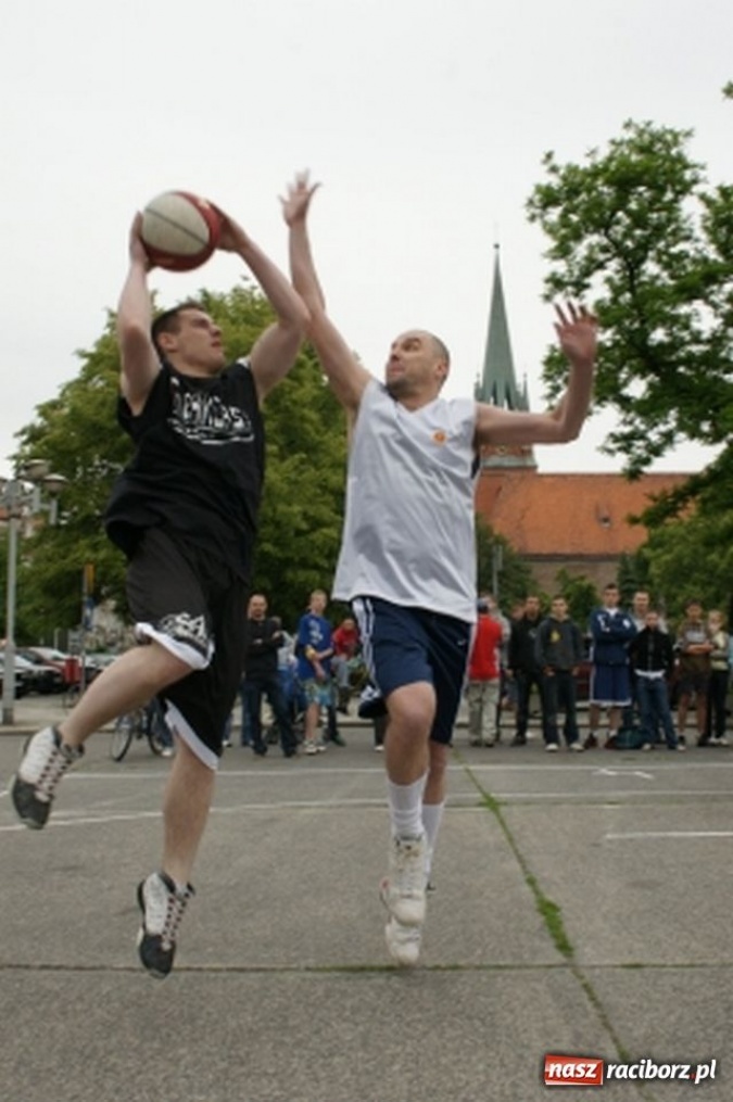 Zdjęcie w galerii na portalu naszraciborz.pl: Streetball na Placu Długosza wiadomości z regionu