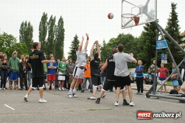 Zdjęcie w galerii na portalu naszraciborz.pl: Streetball na Placu Długosza wiadomości z regionu