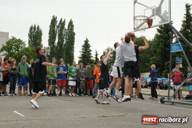 Zdjęcie w galerii na portalu naszraciborz.pl: Streetball na Placu Długosza wiadomości z regionu