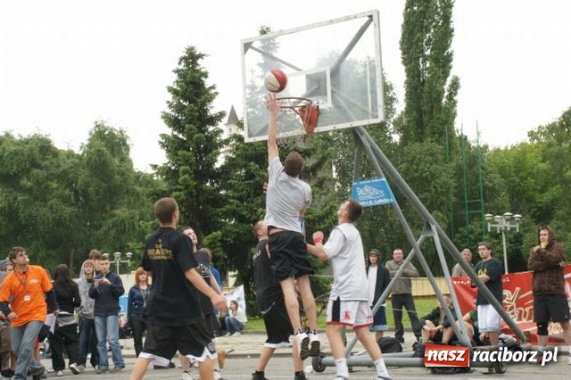 Zdjęcie w galerii na portalu naszraciborz.pl: Streetball na Placu Długosza wiadomości z regionu