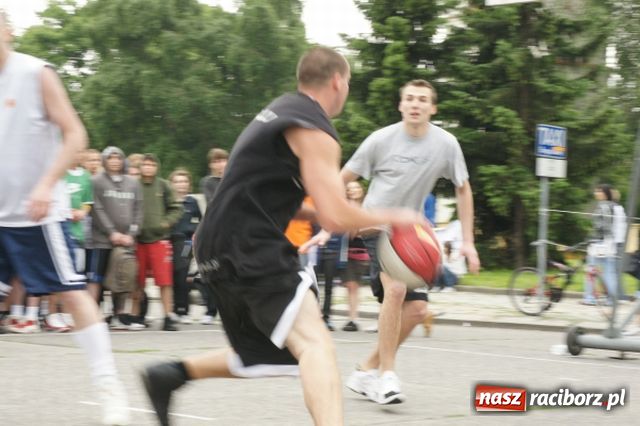 Zdjęcie w galerii na portalu naszraciborz.pl: Streetball na Placu Długosza wiadomości z regionu