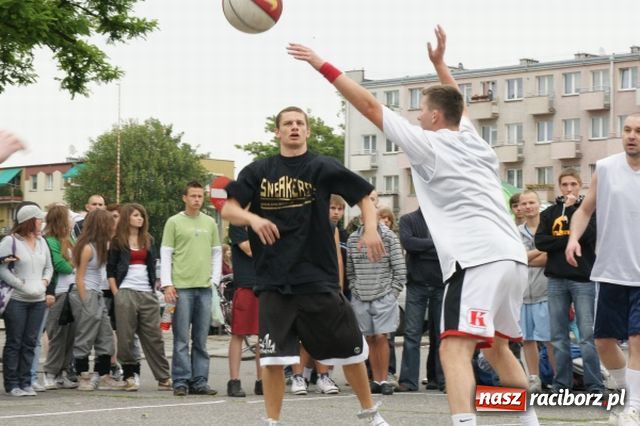 Zdjęcie w galerii na portalu naszraciborz.pl: Streetball na Placu Długosza wiadomości z regionu