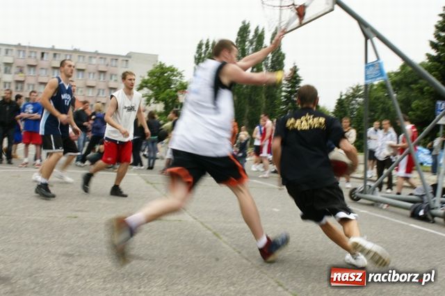 Zdjęcie w galerii na portalu naszraciborz.pl: Streetball na Placu Długosza wiadomości z regionu