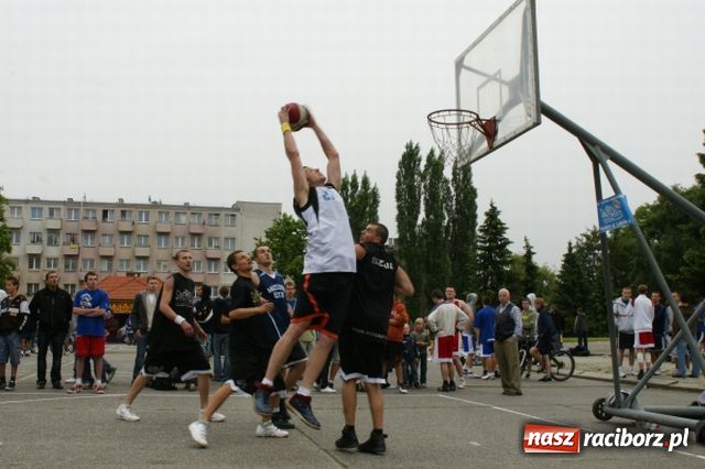Zdjęcie w galerii na portalu naszraciborz.pl: Streetball na Placu Długosza wiadomości z regionu