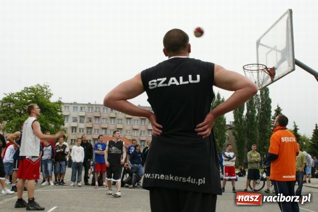 Zdjęcie w galerii na portalu naszraciborz.pl: Streetball na Placu Długosza wiadomości z regionu