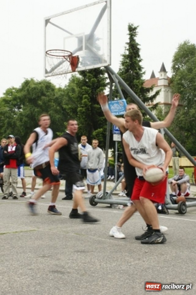 Zdjęcie w galerii na portalu naszraciborz.pl: Streetball na Placu Długosza wiadomości z regionu