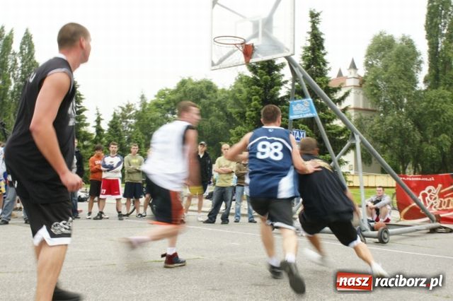 Zdjęcie w galerii na portalu naszraciborz.pl: Streetball na Placu Długosza wiadomości z regionu