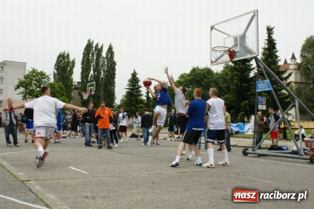 Zdjęcie w galerii na portalu naszraciborz.pl: Streetball na Placu Długosza wiadomości z regionu