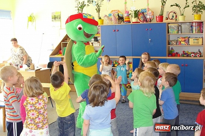 Zdjęcie w galerii na portalu naszraciborz.pl: Franklin odwiedził Przedszkole nr 26 wiadomości z regionu