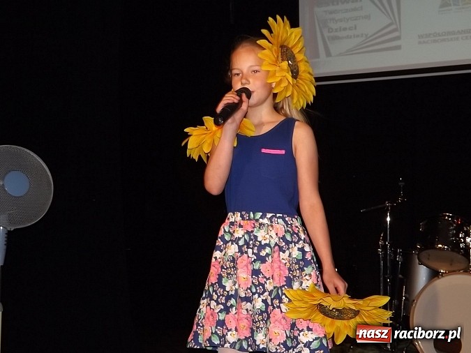 Zdjęcie w galerii na portalu naszraciborz.pl: Pieski małe dwa, czyli Festiwalu Twórczości Artystycznej ciąg dalszy wiadomości z regionu