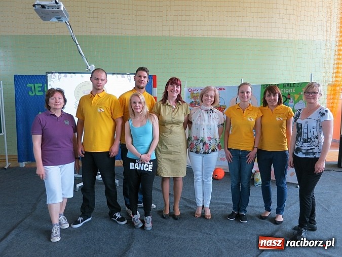 Zdjęcie w galerii na portalu naszraciborz.pl: Gimnazjaliści nagrodzeni. Tablica multimedialna trafiła do uczni&oacute;w z Kuźni Raciborskiej wiadomości z regionu