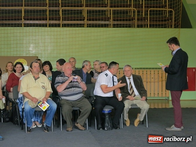 Zdjęcie w galerii na portalu naszraciborz.pl: Gimnazjaliści nagrodzeni. Tablica multimedialna trafiła do uczni&oacute;w z Kuźni Raciborskiej wiadomości z regionu