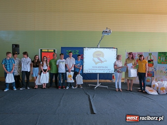 Zdjęcie w galerii na portalu naszraciborz.pl: Gimnazjaliści nagrodzeni. Tablica multimedialna trafiła do uczni&oacute;w z Kuźni Raciborskiej wiadomości z regionu