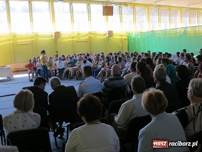 Zdjęcie w galerii na portalu naszraciborz.pl: Gimnazjaliści nagrodzeni. Tablica multimedialna trafiła do uczni&oacute;w z Kuźni Raciborskiej wiadomości z regionu