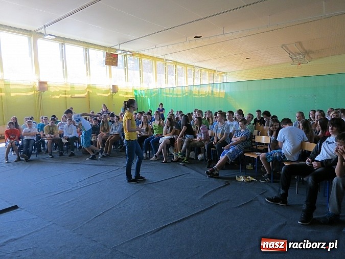 Zdjęcie w galerii na portalu naszraciborz.pl: Gimnazjaliści nagrodzeni. Tablica multimedialna trafiła do uczni&oacute;w z Kuźni Raciborskiej wiadomości z regionu
