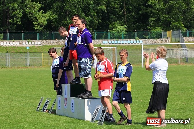 Zdjęcie w galerii na portalu naszraciborz.pl: Uroczysta defilada na rozpoczęcie Mityngu Lekkoatletycznego Olimpiad Specjalnych wiadomości z regionu