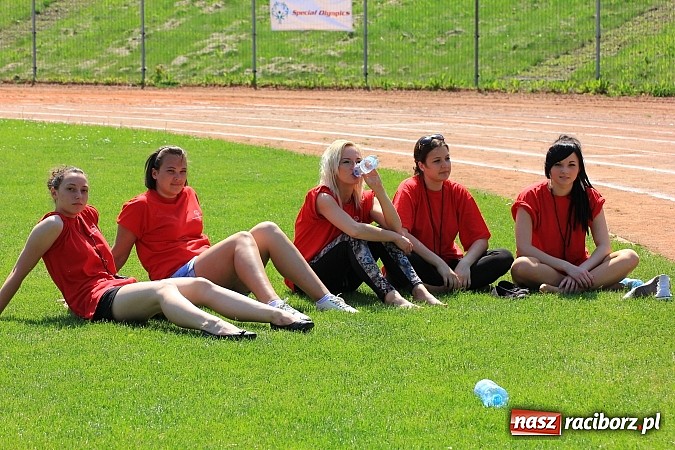 Zdjęcie w galerii na portalu naszraciborz.pl: Uroczysta defilada na rozpoczęcie Mityngu Lekkoatletycznego Olimpiad Specjalnych wiadomości z regionu