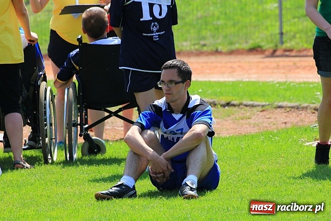 Zdjęcie w galerii na portalu naszraciborz.pl: Uroczysta defilada na rozpoczęcie Mityngu Lekkoatletycznego Olimpiad Specjalnych wiadomości z regionu