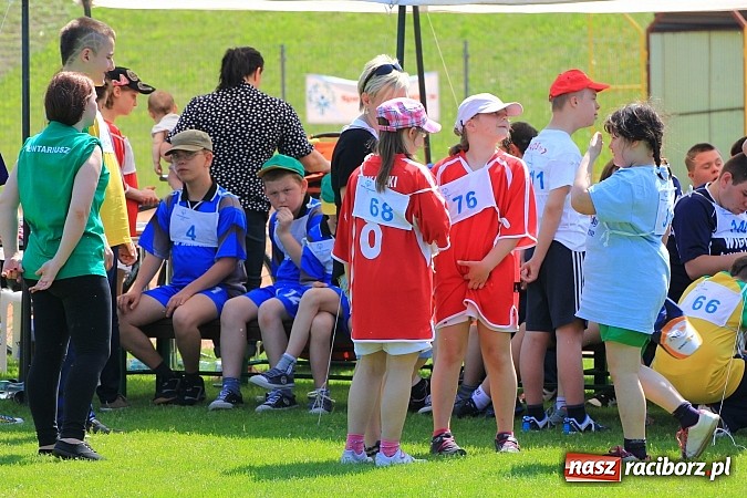 Zdjęcie w galerii na portalu naszraciborz.pl: Uroczysta defilada na rozpoczęcie Mityngu Lekkoatletycznego Olimpiad Specjalnych wiadomości z regionu