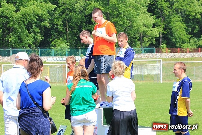 Zdjęcie w galerii na portalu naszraciborz.pl: Uroczysta defilada na rozpoczęcie Mityngu Lekkoatletycznego Olimpiad Specjalnych wiadomości z regionu