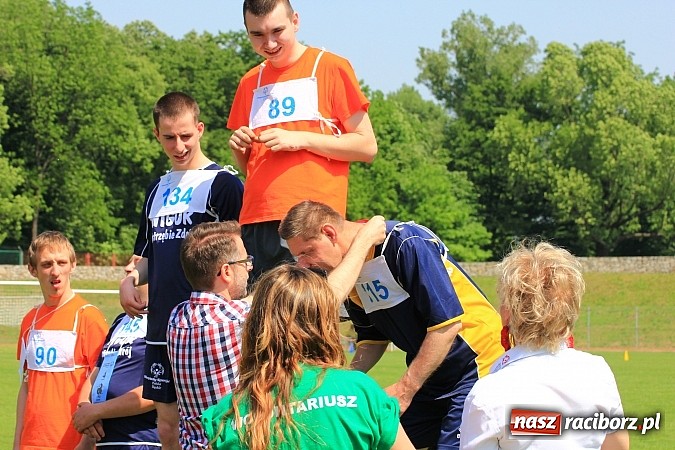 Zdjęcie w galerii na portalu naszraciborz.pl: Uroczysta defilada na rozpoczęcie Mityngu Lekkoatletycznego Olimpiad Specjalnych wiadomości z regionu