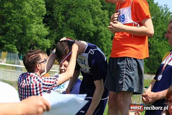 Zdjęcie w galerii na portalu naszraciborz.pl: Uroczysta defilada na rozpoczęcie Mityngu Lekkoatletycznego Olimpiad Specjalnych wiadomości z regionu