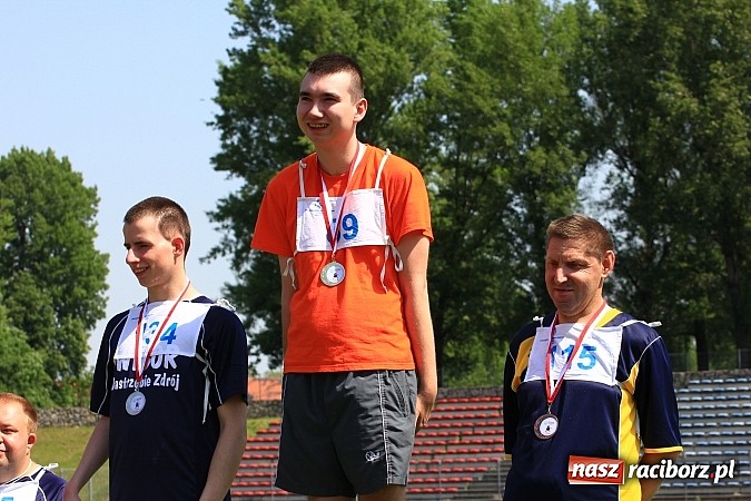 Zdjęcie w galerii na portalu naszraciborz.pl: Uroczysta defilada na rozpoczęcie Mityngu Lekkoatletycznego Olimpiad Specjalnych wiadomości z regionu