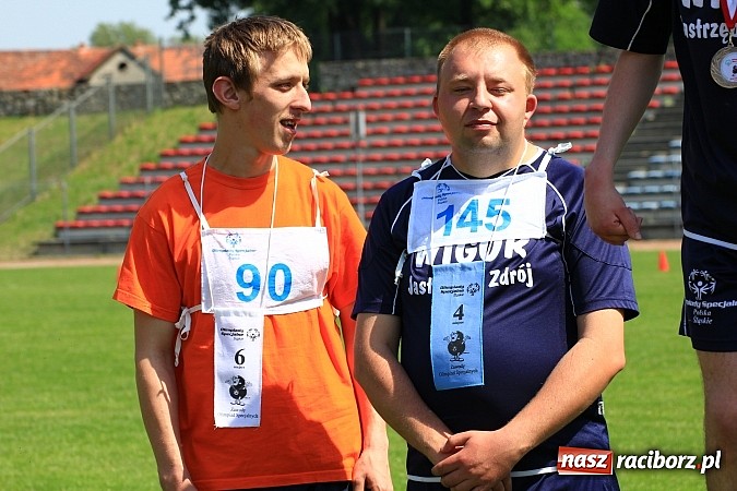 Zdjęcie w galerii na portalu naszraciborz.pl: Uroczysta defilada na rozpoczęcie Mityngu Lekkoatletycznego Olimpiad Specjalnych wiadomości z regionu