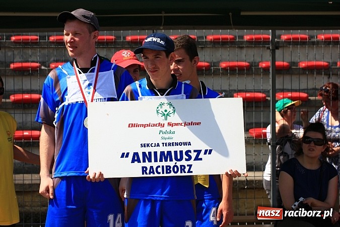 Zdjęcie w galerii na portalu naszraciborz.pl: Uroczysta defilada na rozpoczęcie Mityngu Lekkoatletycznego Olimpiad Specjalnych wiadomości z regionu