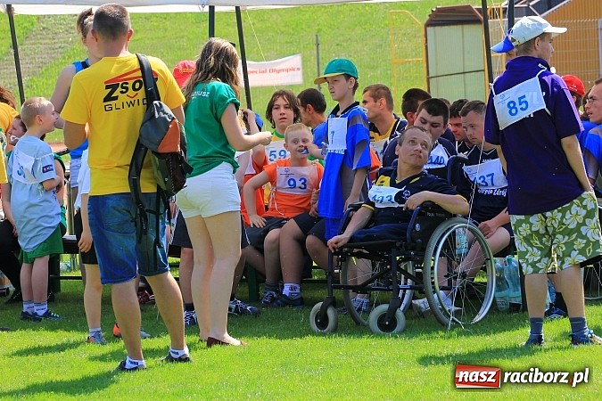Zdjęcie w galerii na portalu naszraciborz.pl: Uroczysta defilada na rozpoczęcie Mityngu Lekkoatletycznego Olimpiad Specjalnych wiadomości z regionu