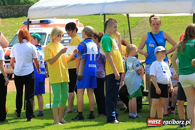 Zdjęcie w galerii na portalu naszraciborz.pl: Uroczysta defilada na rozpoczęcie Mityngu Lekkoatletycznego Olimpiad Specjalnych wiadomości z regionu