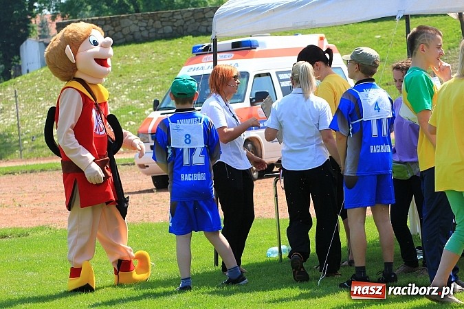 Zdjęcie w galerii na portalu naszraciborz.pl: Uroczysta defilada na rozpoczęcie Mityngu Lekkoatletycznego Olimpiad Specjalnych wiadomości z regionu
