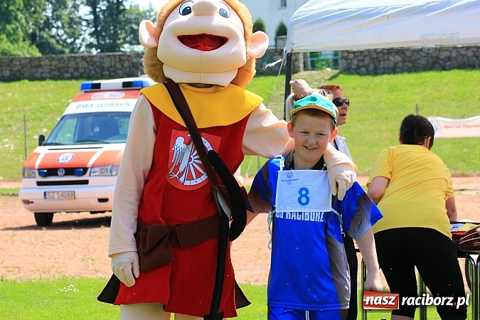 Zdjęcie w galerii na portalu naszraciborz.pl: Uroczysta defilada na rozpoczęcie Mityngu Lekkoatletycznego Olimpiad Specjalnych wiadomości z regionu