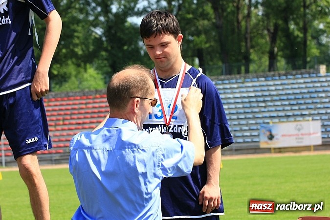 Zdjęcie w galerii na portalu naszraciborz.pl: Uroczysta defilada na rozpoczęcie Mityngu Lekkoatletycznego Olimpiad Specjalnych wiadomości z regionu