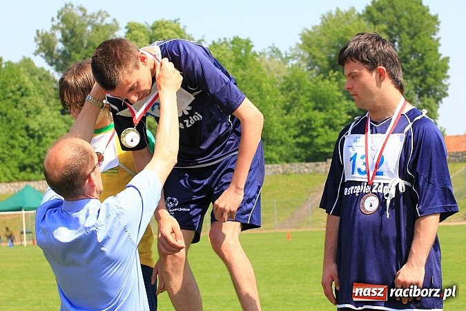 Zdjęcie w galerii na portalu naszraciborz.pl: Uroczysta defilada na rozpoczęcie Mityngu Lekkoatletycznego Olimpiad Specjalnych wiadomości z regionu