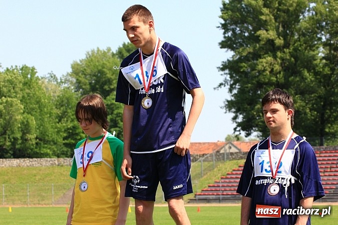 Zdjęcie w galerii na portalu naszraciborz.pl: Uroczysta defilada na rozpoczęcie Mityngu Lekkoatletycznego Olimpiad Specjalnych wiadomości z regionu